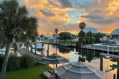 Image de Perdido Key Waterfront Home avec quai sur le canal