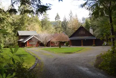 Image de Deux belles cabanes en rondins aux côtés de la rivière Sol Duc!