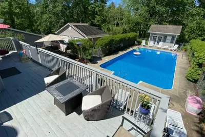 Image de Maison privée, piscine creusée avec bain à remous et salle de jeux, à 5 min. à Shawnee, montez!
