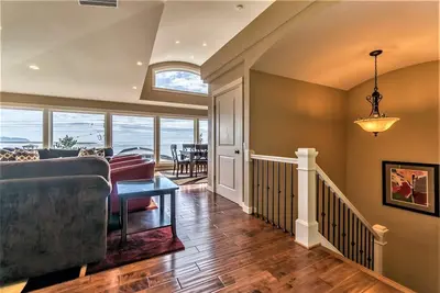 Image de Ascenseur, suites Master, jacuzzi - à quelques pas de la plage!