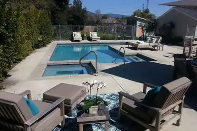 Image de Nouvellement rénovée avec piscine, vue sur la montagne et Poster Rose Parade Float Access.