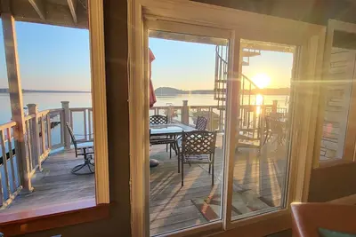 Image de Venez profiter de cette propriété au bord du lac, de l'hippodrome et du centre-ville de Saratoga Springs!