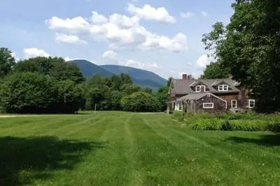 Image de Ferme historique de 1780 à Manchester avec vue sur la montagne et 7 chambres