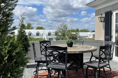 Image de Appartement ouvert et aérien Penthouse 4 blocs de Upper King Street! !