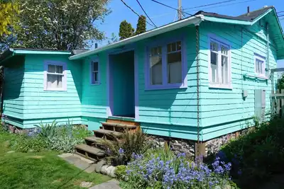 Image de Cottage détaché mis à jour avec amour dans le quartier de Walkable West Seattle