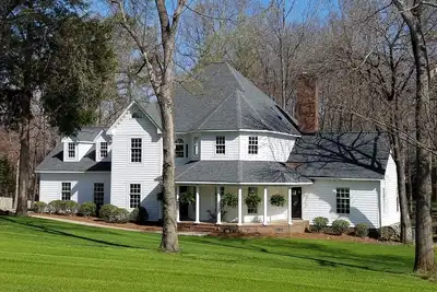 Image de Grand Maison 6br / 3. 5ba 14 personnes. Près du Colisée, Dntwn, Grandover, Aquatique, High Point