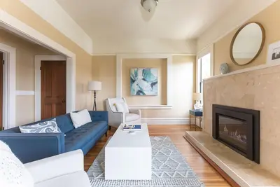 Image de Uptown dans le centre-ville de Mill Valley! Le seul 3bd / 2ba au coeur de la ville!