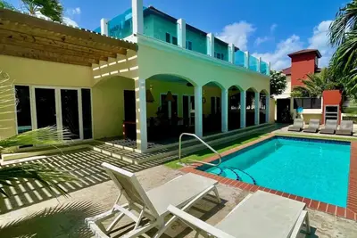 Image de Belle villa de 5 chambres avec piscine privée à seulement 750 mètres de Palm Beach!