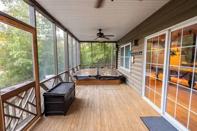 Image de Lake House avec bain à remous, salle de jeux, 4 chambres à coucher, terrasse, foyer, location de quais et de bateaux