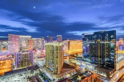 Image de Mgm Signature 3br 4ba à droite sur le Strip de Las Vegas avec vue, balcon, piscine et bain à remous
