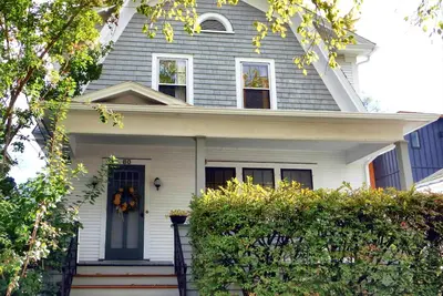 Image de Excellent emplacement, bain à remous extérieur privé, maison du centre-ville de Burlington