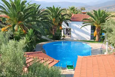 Image de Belle maison pour se détendre dans le jardin avec piscine.