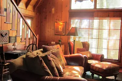 Image de Chalet 1926 rustique restauré au bord du lac avec spa + abonnements Beach Club Chien Ok