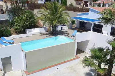 Image de Villa moderne avec vue sur la mer et piscine à débordement