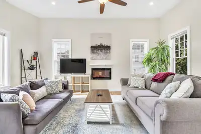Image de Spacieux 4bdr / 3ba Townhome w / Parking gratuit