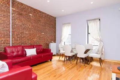 Image de Spacieux, Cozy, Calme, Propre, Plafonds ÉLEVÉS IDÉAL Pour Un SÉJOUR En Famille - Chelsea