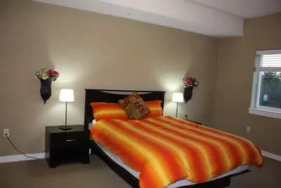Image de Oyhut Bay * Brand New 2br / 2ba + Den ** WiFi gratuit ** Grande cuisine ** Cheminée à gaz