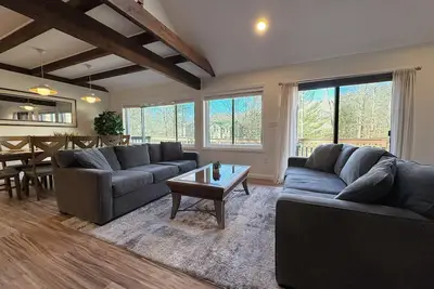 Image de Immense façade de ruisseau de 3000 pieds carrés - bain à remous pour 8 personnes, foyer / patio, station de ski