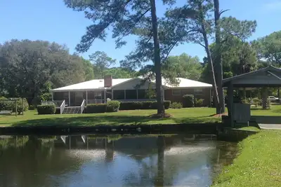 The River Getaway 3300 pieds carrés sur 1. 4 acres - 6. 9 milles de la plage