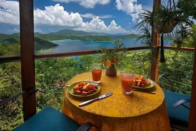 Image de Le plus romantique de St John Location de chalets pour couples nichés dans les arbres