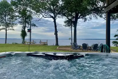 Image de Luxury Waterfront Lodge avec home cinéma et location de bateaux!