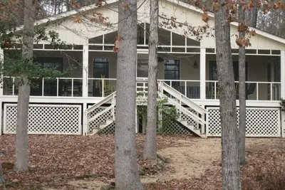 Image de Parfait 4 chambres Lake Cottage sur le lac Gaston, Nc