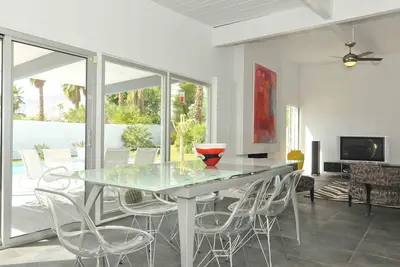 Image de Maison contemporaine avec WiFi, piscine d'eau salée, jacuzzi-votre propre retraite!