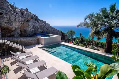 Image de Villa de luxe sur la plage - jacuzzi, piscine privée, vue imprenable sur la mer, proche de la plage!