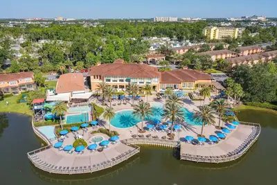 Image de Maison de ville de villégiature à Disney's Maingate East et derrière la vieille ville avec piscine et toboggans