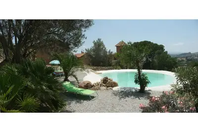 Image de Suite familial romantique avec piscine près de archéologique - parcs naturels