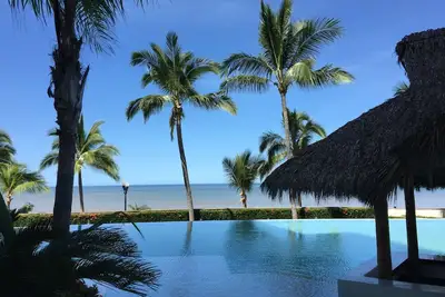 Image de Luxe moderne panoramique en bord de mer avec vue sur la mer (zone romantique de la vieille ville)