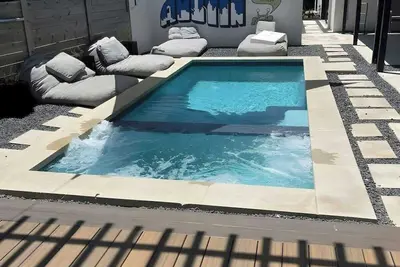 Image de Downtown Austin Modern Retreat, piscine chauffée et bain à remous dans une oasis extérieure