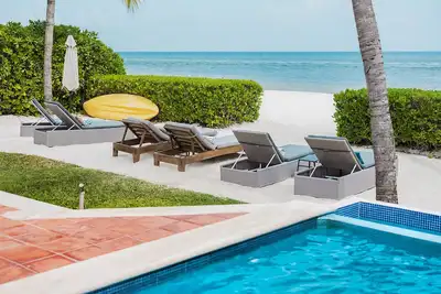 Image de Exquisite vrai Villa plage privée et de luxe avec piscine à débordement