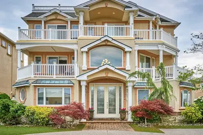 Image de 22 personnes! Maison de luxe w / 8 chambres, 8 salles de bain complètes, piscine, ascenseur et terrasse sur le toit
