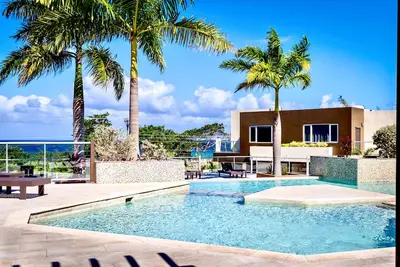 Image de Nautical Homes 2, Ocean Front / View, Wifi gratuit, A / C, bain Ă remous, barbecue. Balcon