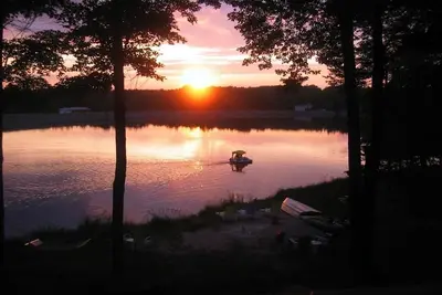 Image de Vibrant, coloré, au bord du lac avec des couchers de soleil à couper le souffle et des embarcations d'eau amusantes!