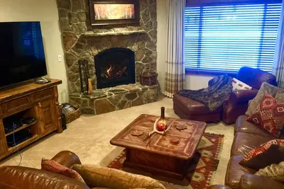Image de Vrai Ski In / Ski Out «Slopeside» Fleur De Neige 3 Br Condo Bellement REMODÉ