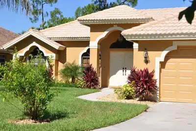 Image de Familiale de luxe Courtyard Accueil Oversize avec piscine d'eau salée & Spa