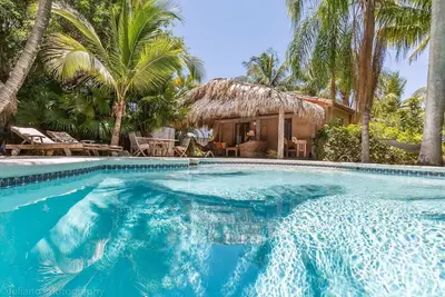 Image de Oasis tropicale: piscine privée chauffée et spa, à 5 minutes en voiture de la plage et des magasins.