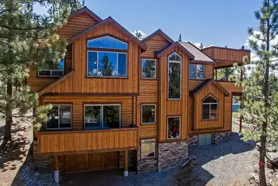 Image de 7 chambres Lakeview Luxury Estate avec terrasse sur le toit, disque avril mai