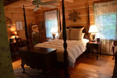 Image de Maison en bois massif de style colonial dans un endroit calme