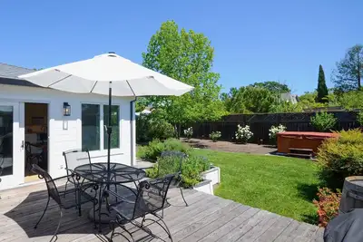 Image de Cottage Sonoma @ Historic Plaza. Passeports de dégustation gratuits pour tous les adultes!