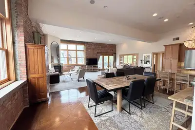 Image de Condo de luxe du centre-ville avec vue sur le port inférieur - 2200 pi2 pour 8 personnes confortablement