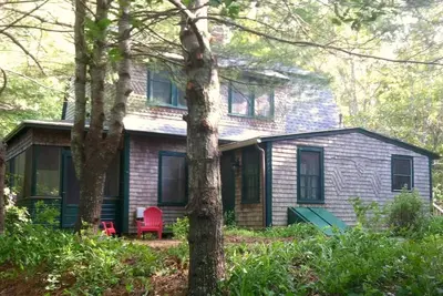 Image de Cottage d'été historique sur Pristine Long Pond, cuisine récemment rénovée