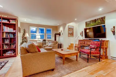 Image de Chalet Montagne: Visite virtuelle, Animaux de compagnie bienvenus, Bain à remous, Walk to Shops & Dining