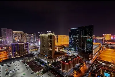 Image de Mgm Signature 2br 3ba à droite sur le Strip de Las Vegas avec vue, balcon, piscine et bain à remous