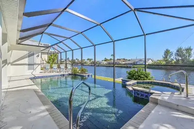 Image de 4 chambres avec w. piscine / spa chauffée. Bord de l'eau. Accès au golfe. Près de Cape Harbor!