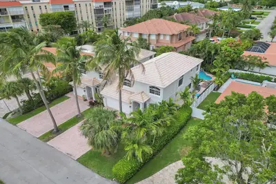 Image de Votre Shangri-La, Jolie Ville À La Mer Océan 2. 5 pâtés de maisons!