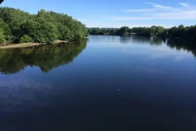 Image de Emplacement génial à Hadley / Amherst. Exploration de tout dans la vallée des pionniers!