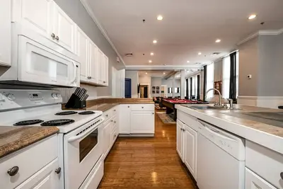 Image de Condo spacieux: parfait pour les parties de bachelor \/ ette - coeur du centre-ville de Charleston